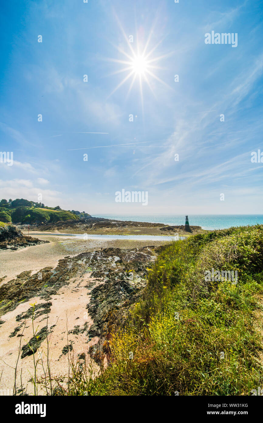 Pléneuf-Val-André Leuchtturm mit türkisblauem Meer Atlamtic an einem sonnigen Sommertag in der Bretagne Frankreich Stockfoto