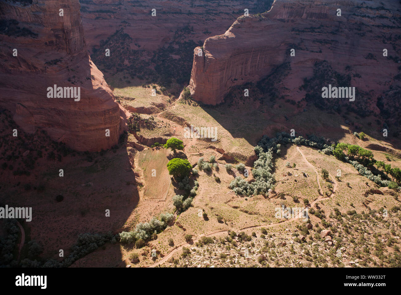 Ein Blick vom Rand des Canyon Rim im Canyon de Chelly, Arizona. Stockfoto