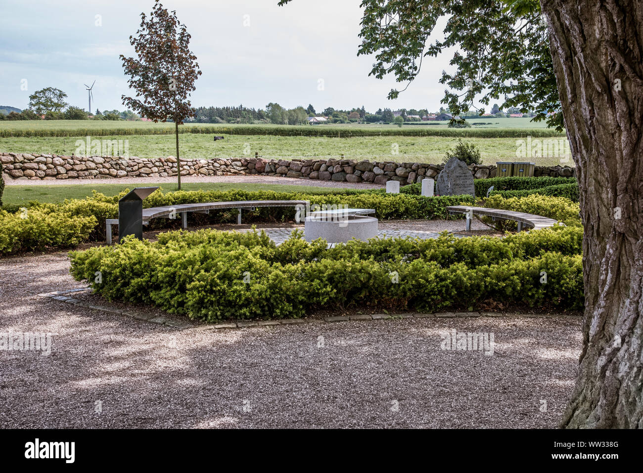 Das Denkmal von Elvira Madigan und Sixten Sparre auf Landet Kirche, Svendborg, Dänemark, 11. Juli 2019 Svendborg, Dänemark, 11. Juli 2019 Stockfoto