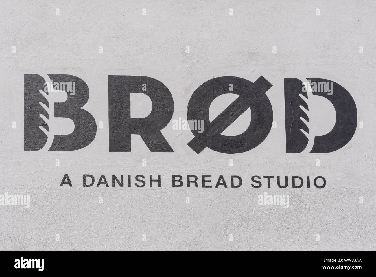 Eine dänische Zeichen für Brot, schwarz auf weißem Hintergrund, Svendborg, Dänemark, 11. Juli 2019 Stockfoto