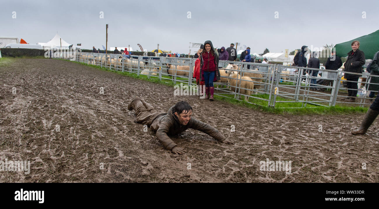 Kendal, Cumbria, Großbritannien. 12. Sep 2019. Das Wetter spielte nicht die Geister von jeder an der Westmorland County zeigen, Kendal, Cumbria dämpfen, wie dieser junge Knabe zeigten, genießen eine Schlamm schieben. Nicht sicher, dass seine Eltern es genauso gut gefallen wie er! Credit: Wayne HUTCHINSON/Alamy leben Nachrichten Stockfoto