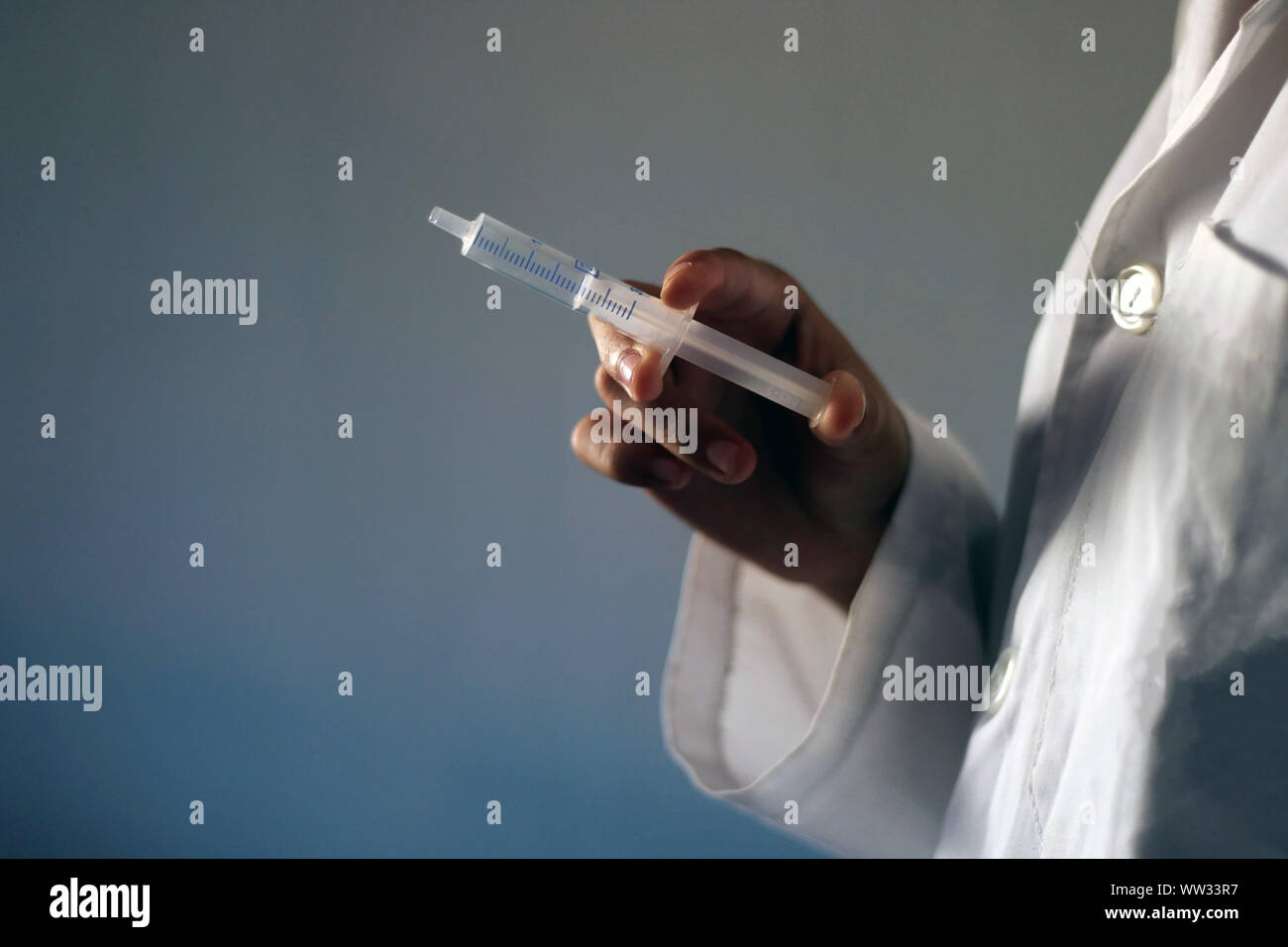 Medizin Konzept: Junge weibliche Arzt mit einer Spritze in der Hand. Impfung Zeit. Stockfoto