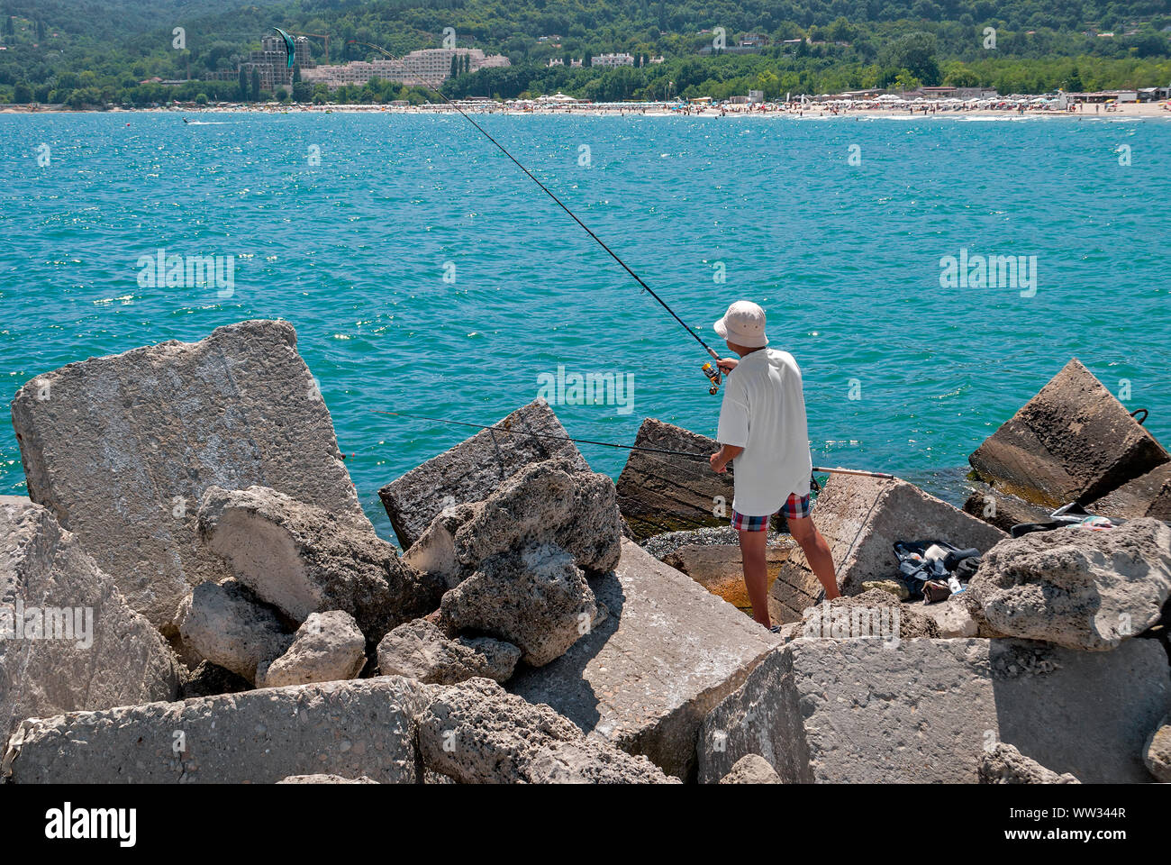 Fischer an der Küste des Schwarzen Meeres; Varna Bulgarien; Stockfoto