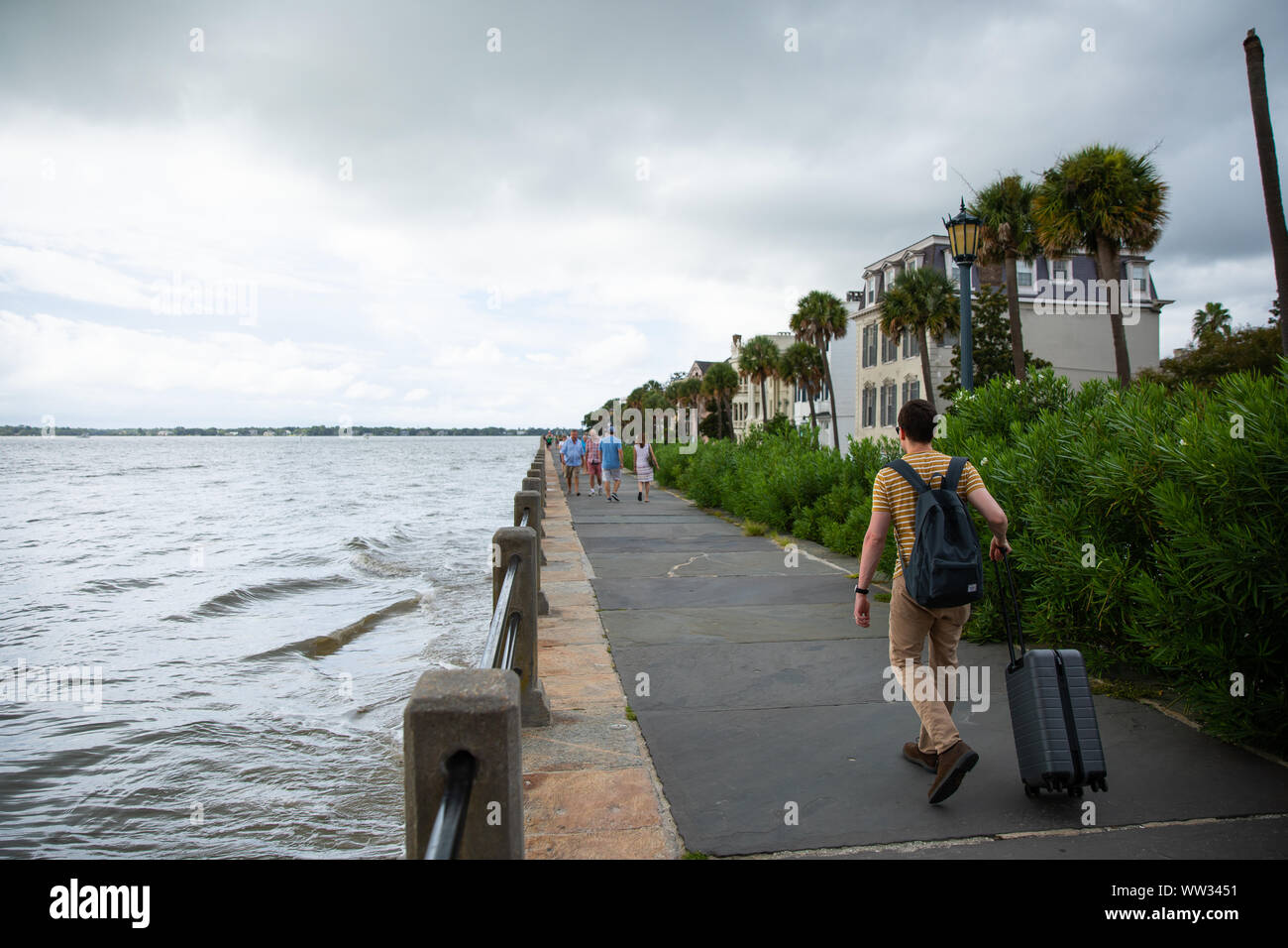 Eine touristische Spaziergänge am Meer Wand auf der Batterie, Charleston, SC. Stockfoto