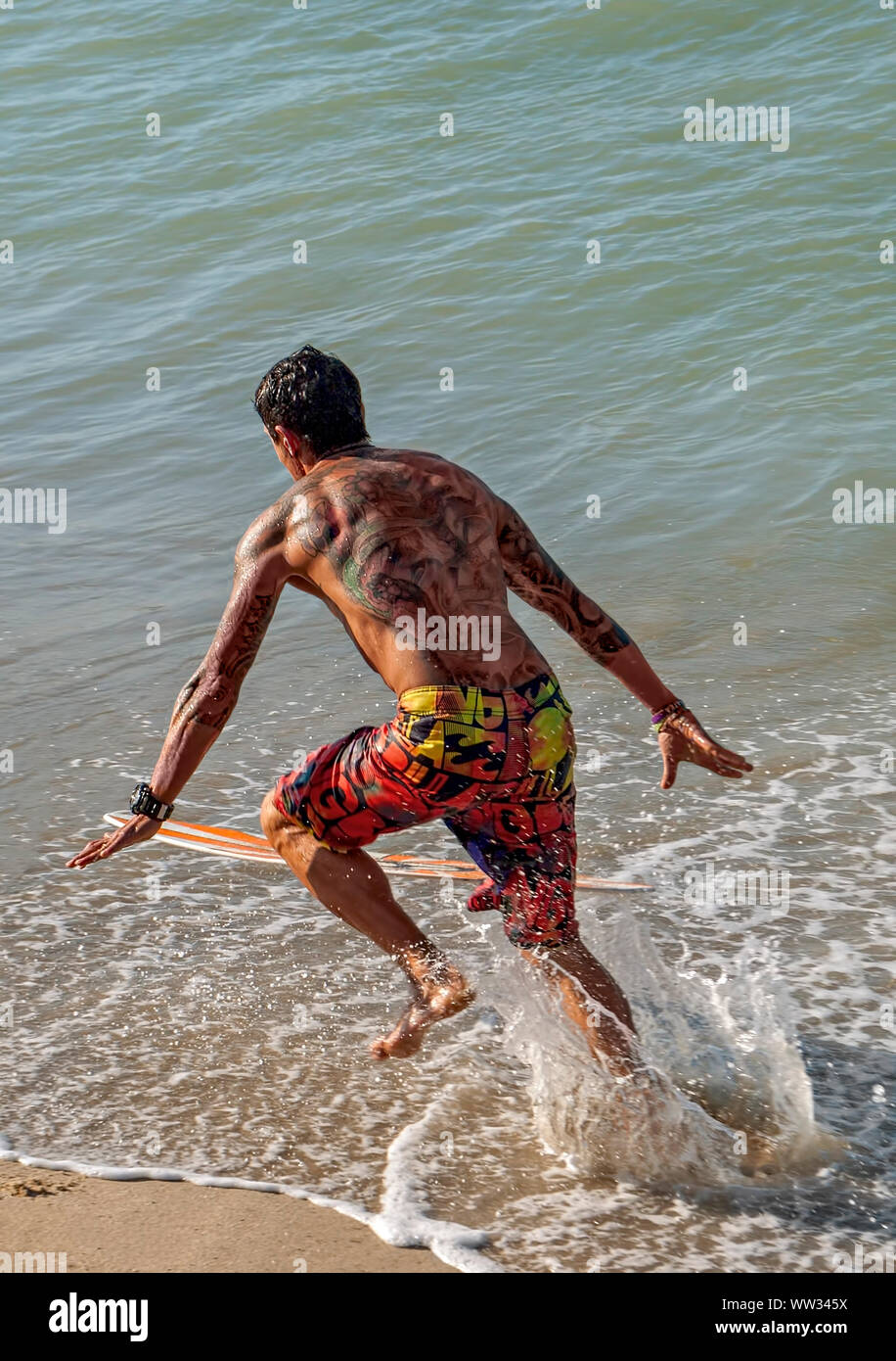Mit Tattoos am Strand Surfer; Schwarze Meer Bulgarien; Stockfoto