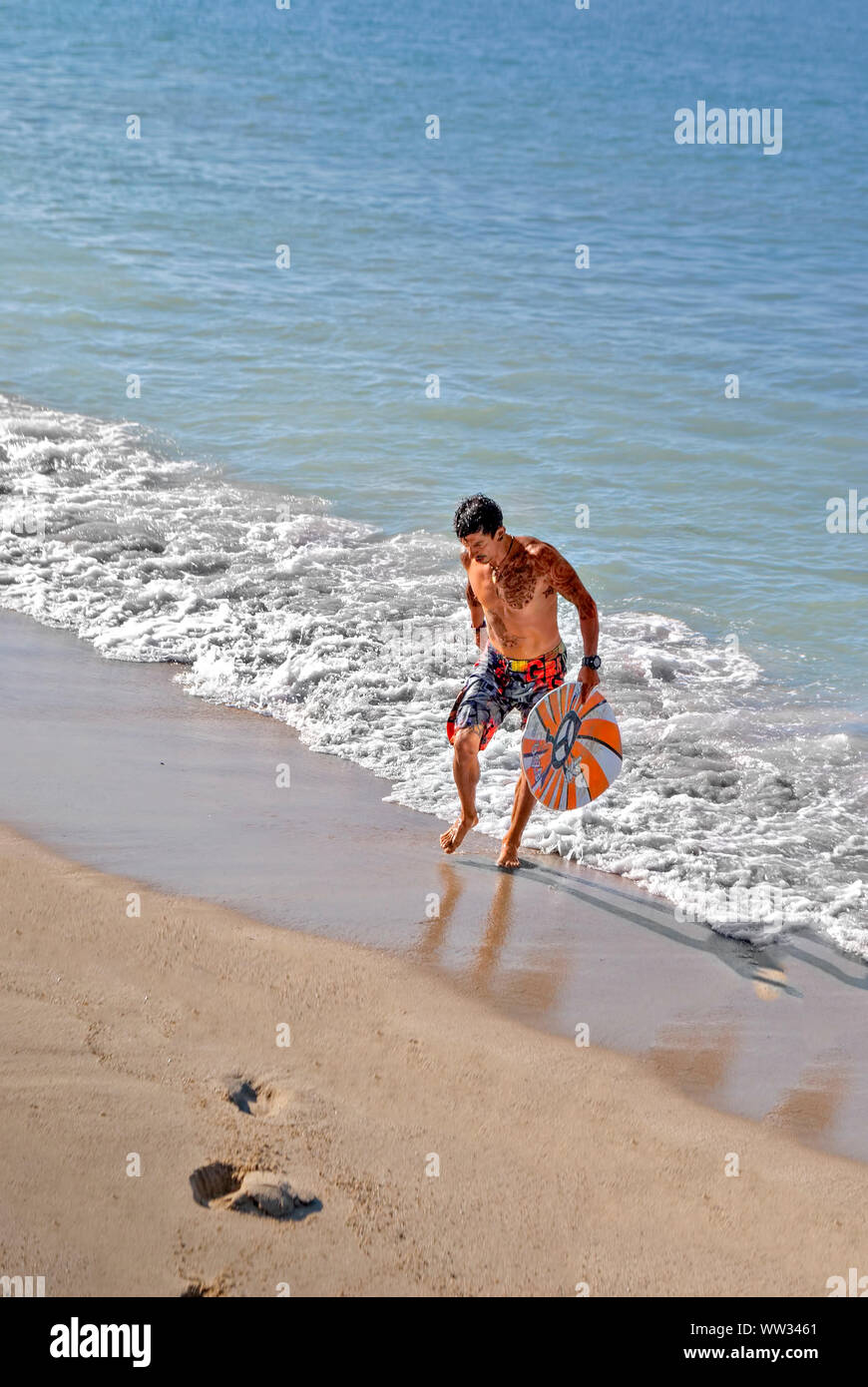 Mit Tattoos am Strand Surfer; Schwarze Meer Bulgarien; Stockfoto