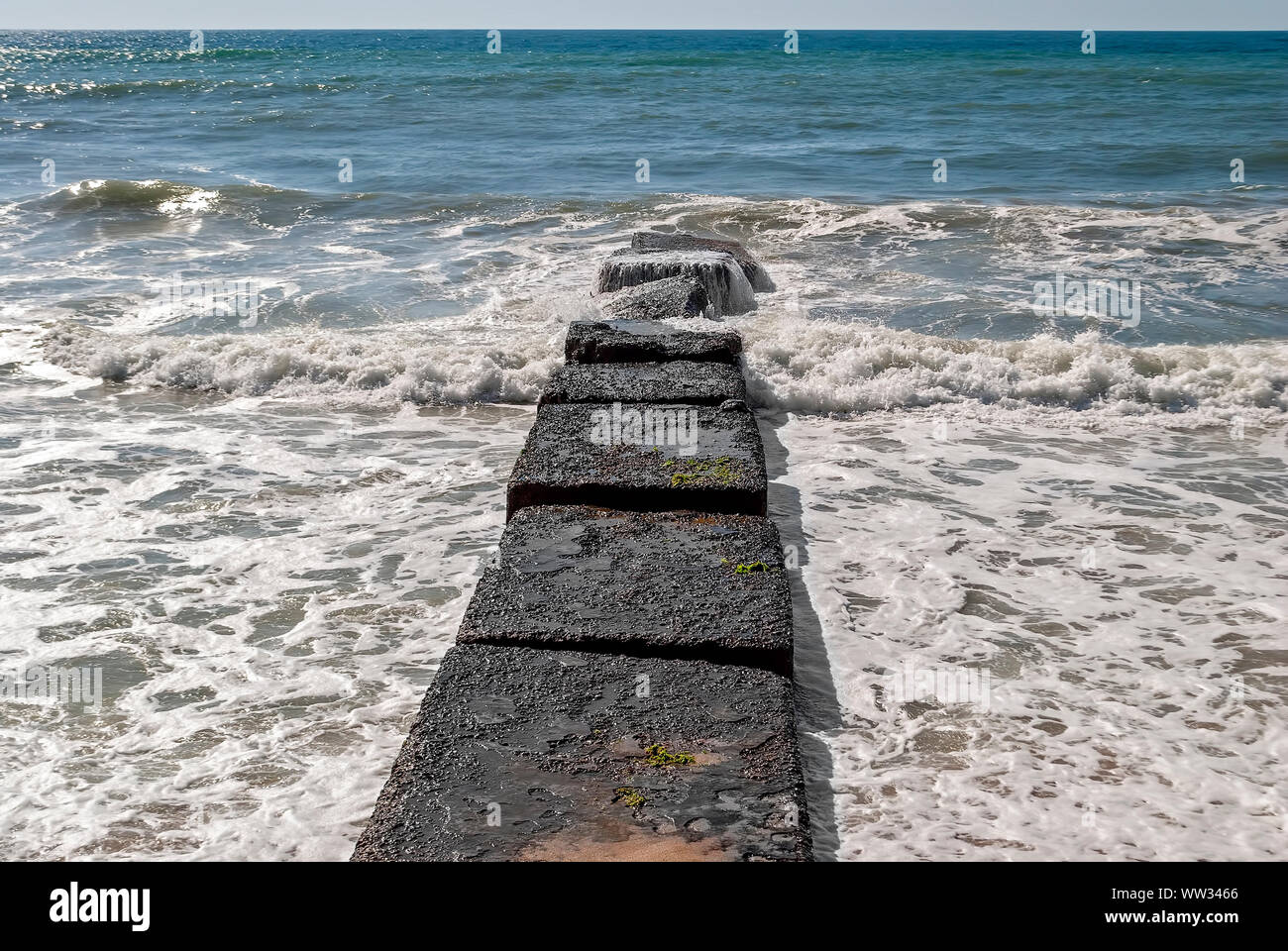 Alte Stein Pier im Meer; Schwarze Meer Bulgarien; Stockfoto