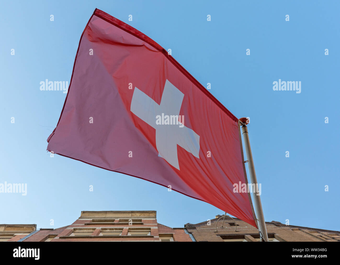 Quadratische Form der Schweiz Bund Flag am Gebäude Stockfoto