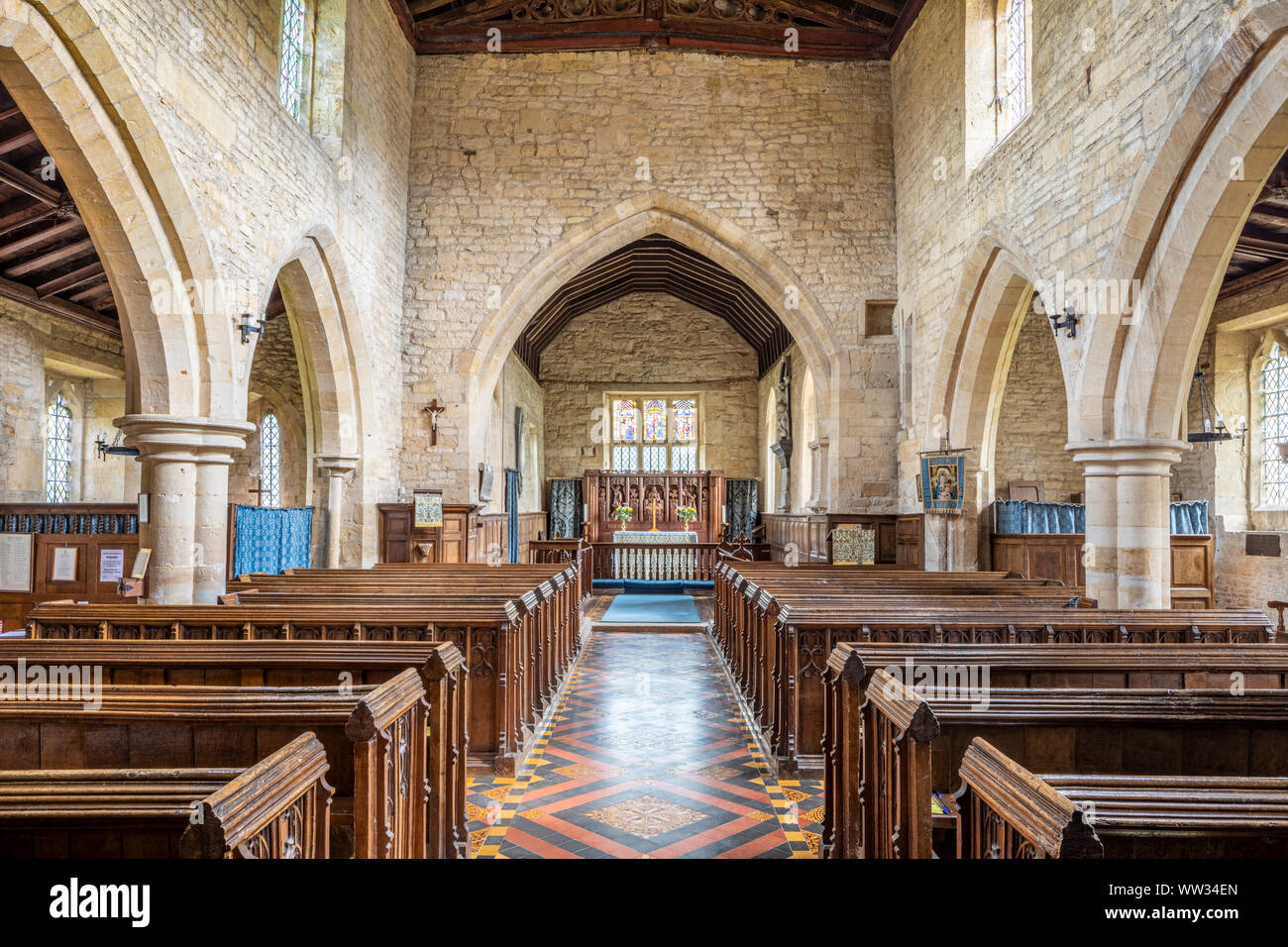 Der Innenraum der Kirche St. Michael in der Cotswold Dorf Buckland, Gloucestershire, Großbritannien Stockfoto