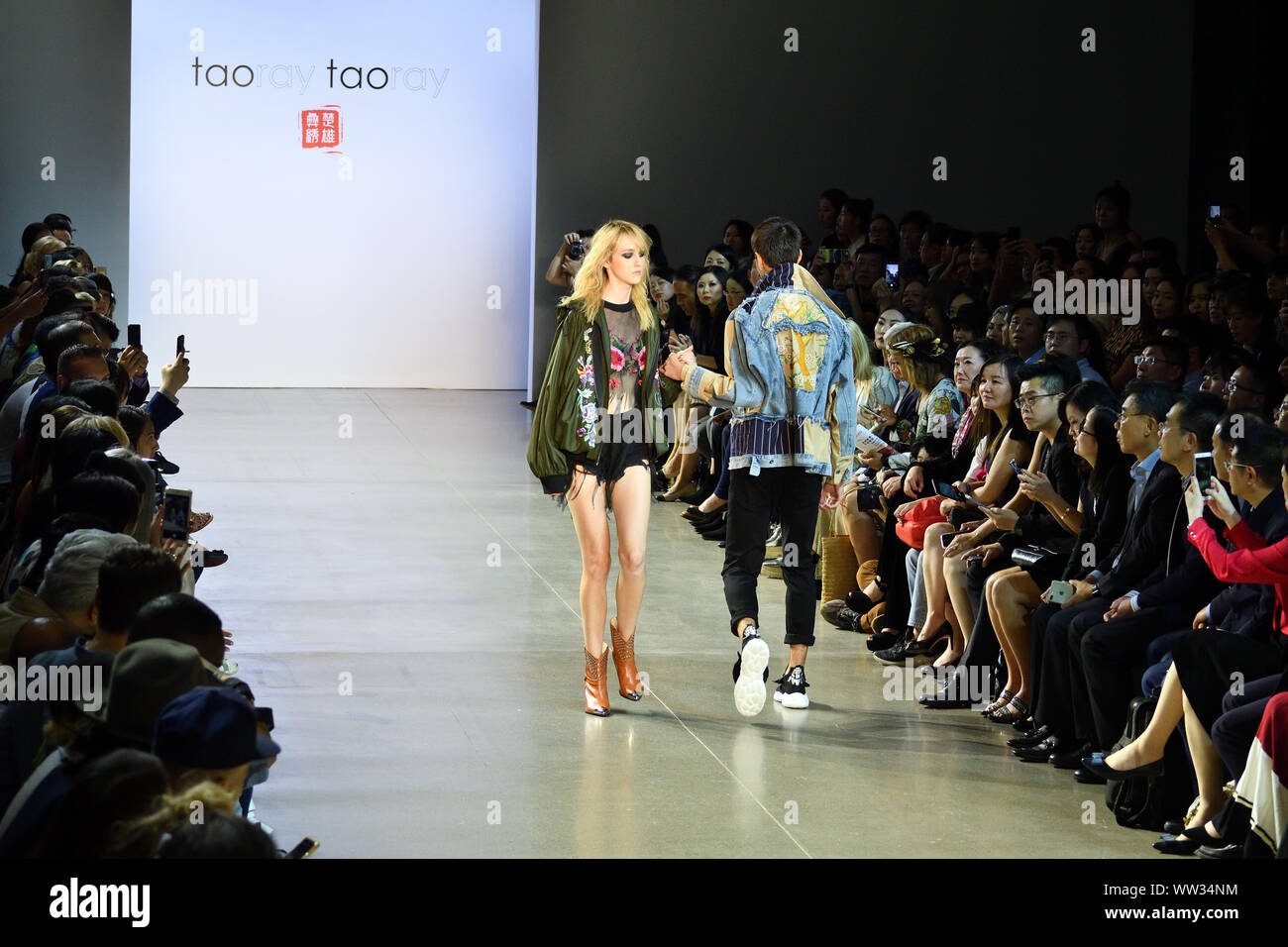 Eine männliche und weibliche Modell schütteln Hände auf der Start- und Landebahn für Designer Taoray Wang während der New York Fashion Week 2019 am Frühling Studios in Tribeca, NEW YORK CITY. (1253) Stockfoto