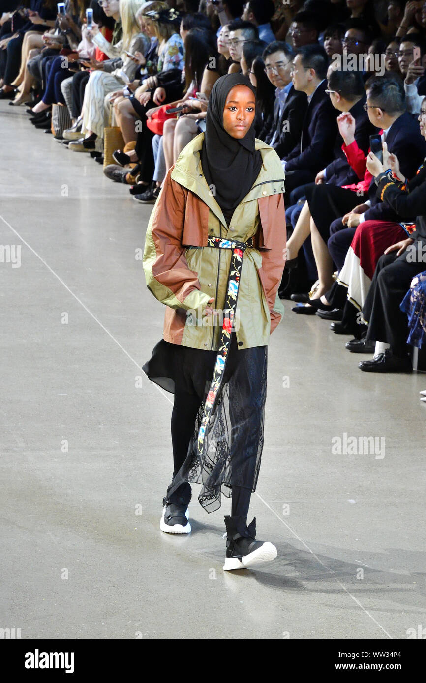 Eine weibliche Modell geht der Start- und Landebahn für Designer Taoray Wang während der New York Fashion Week 2019 am Frühling Studios in Tribeca, NEW YORK (6090). Stockfoto