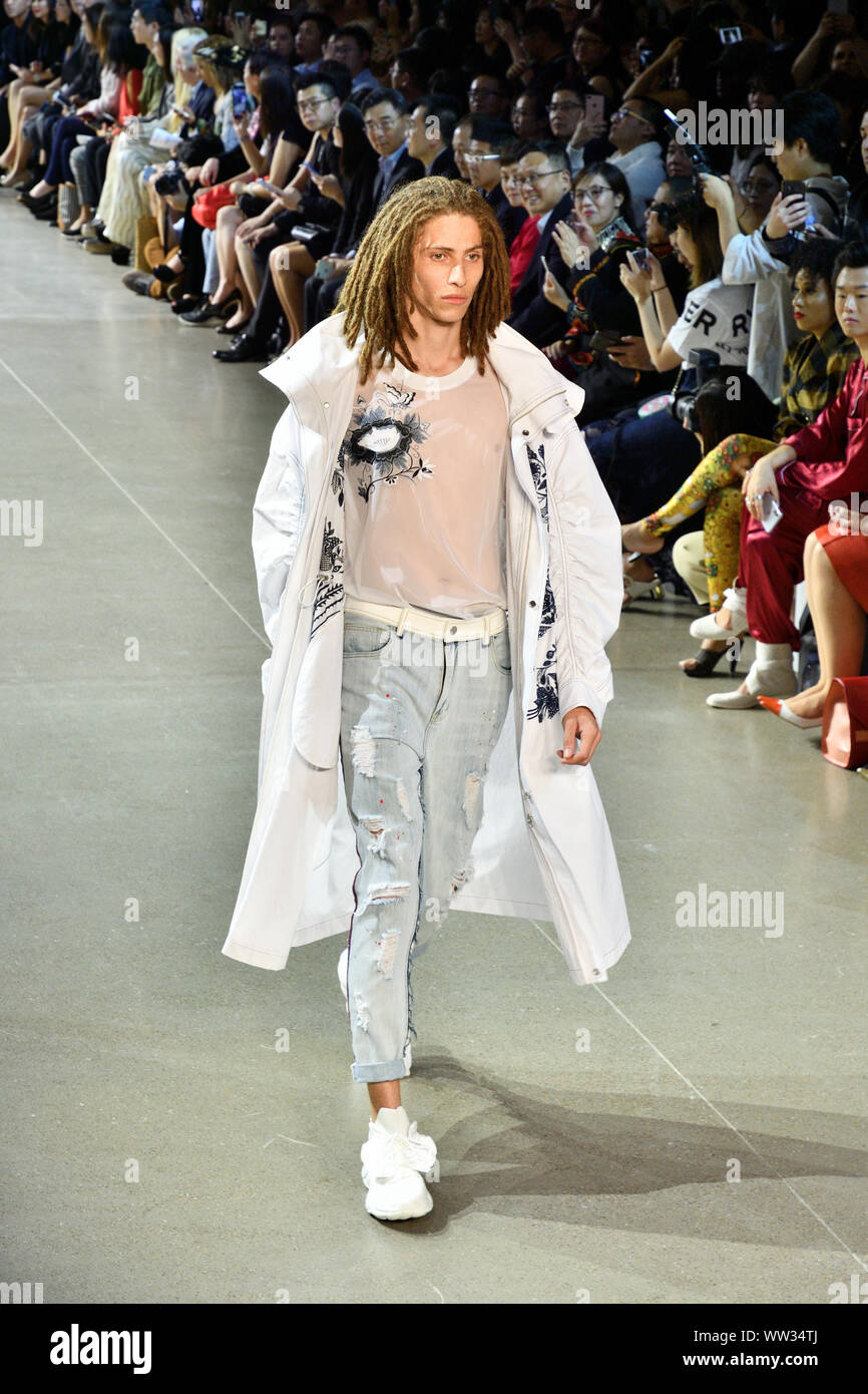 Ein männliches Modell geht der Start- und Landebahn für Designer Taoray Wang während der New York Fashion Week 2019 am Frühling Studios in Tribeca, NEW YORK (6256). Stockfoto