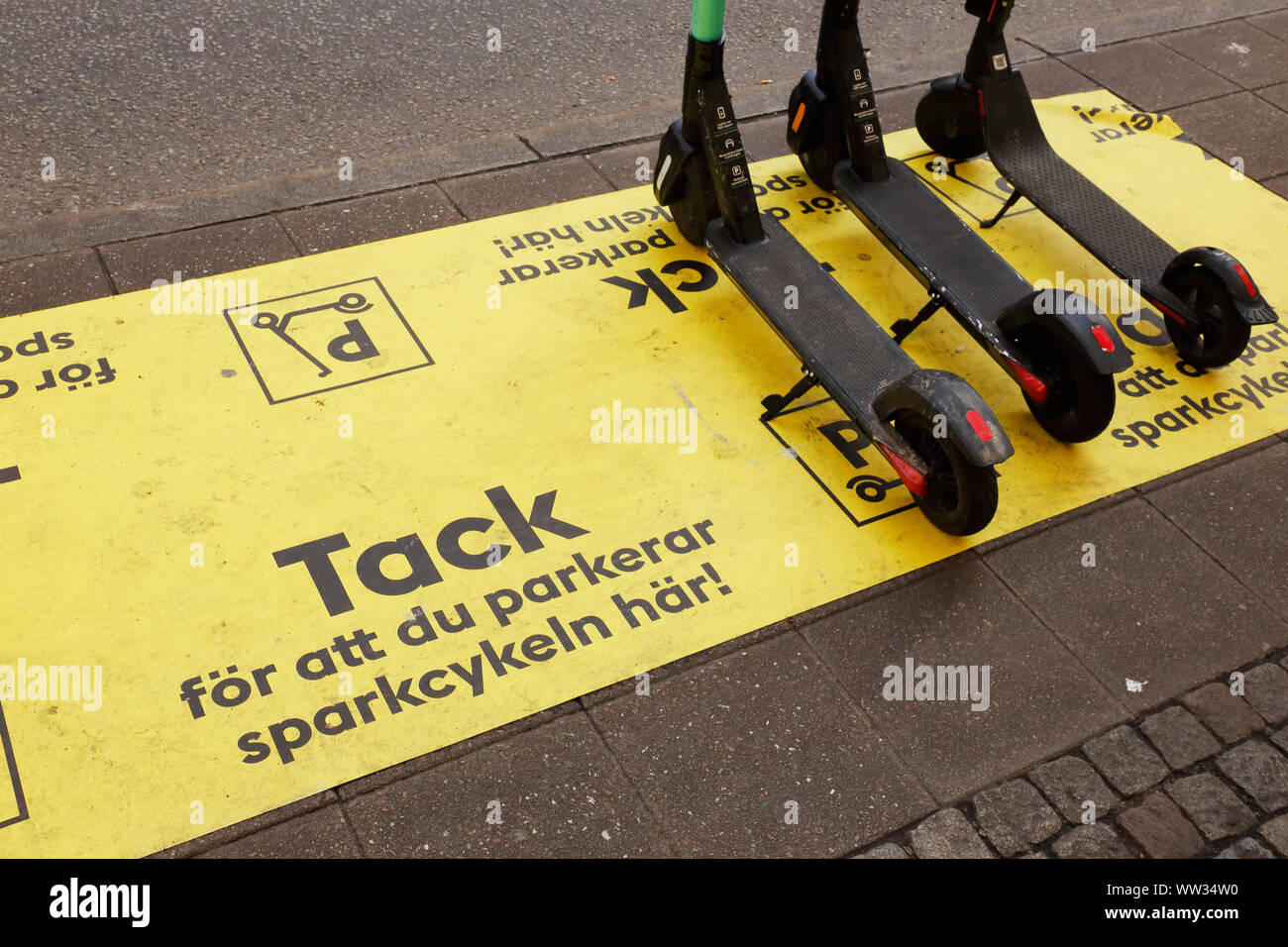 Stockholm, Schweden, September 10, 2019: Gelb mit Text auf Schwedisch mit einem Danke für Parken ihre push Roller hier. Stockfoto