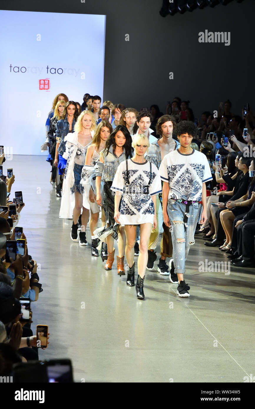 Modelle gehen Sie die Start- und Landebahn am Schluss des Taoray Wang Fashion Show während der New York Fashion Week 2019 am Frühling Studios in Tribeca, NEW YORK (6330). Stockfoto