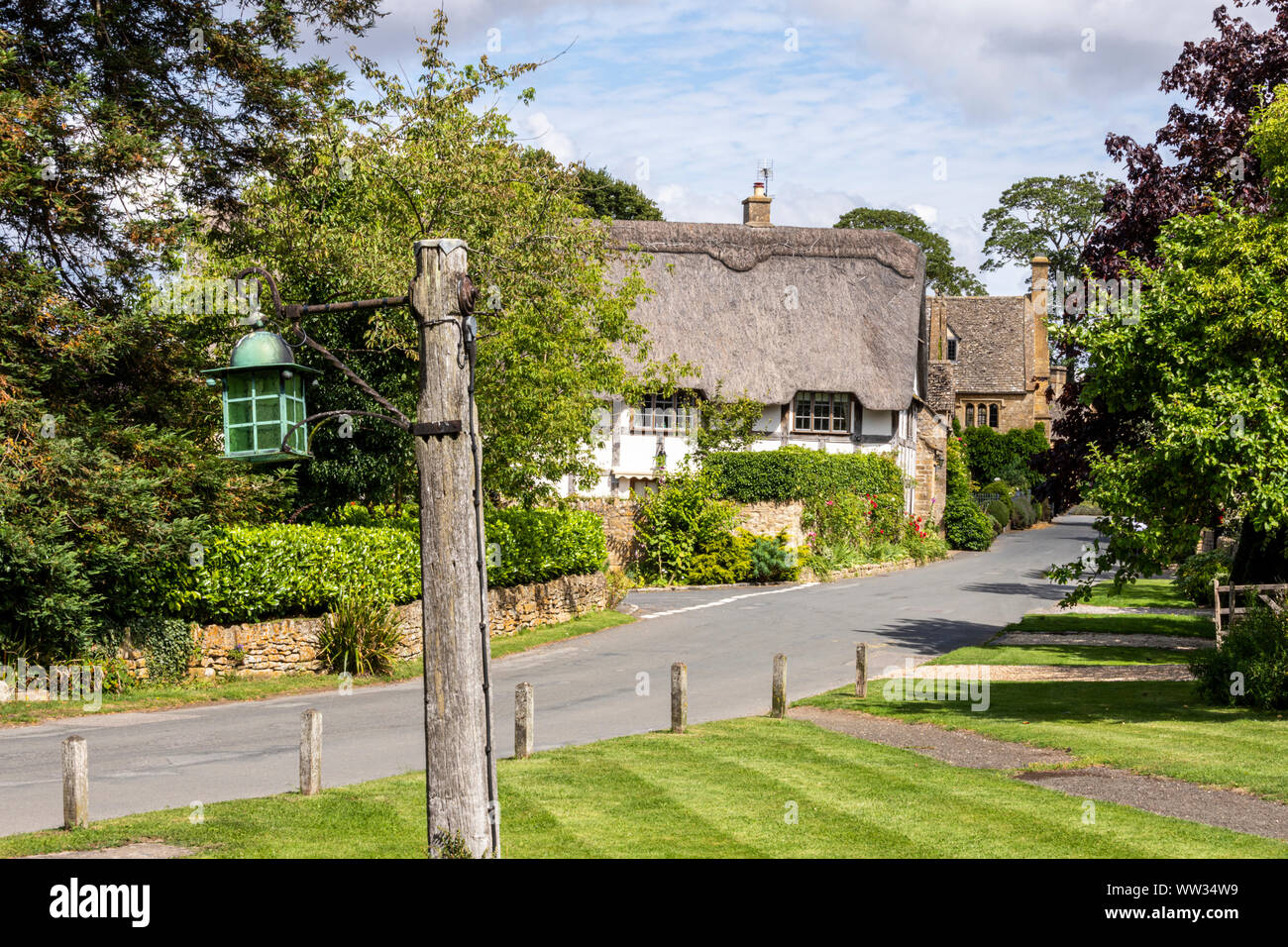 Altes Fachwerkhaus Gebäude und Häuser aus Stein neben der Fahrbahn in der Cotswold Dorf Stanton, Gloucestershire, Großbritannien Stockfoto