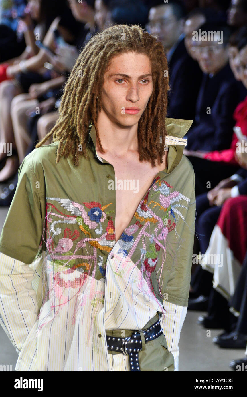 Ein männliches Modell geht der Start- und Landebahn für Designer Taoray Wang während der New York Fashion Week 2019 am Frühling Studios in Tribeca, NEW YORK (1235). Stockfoto