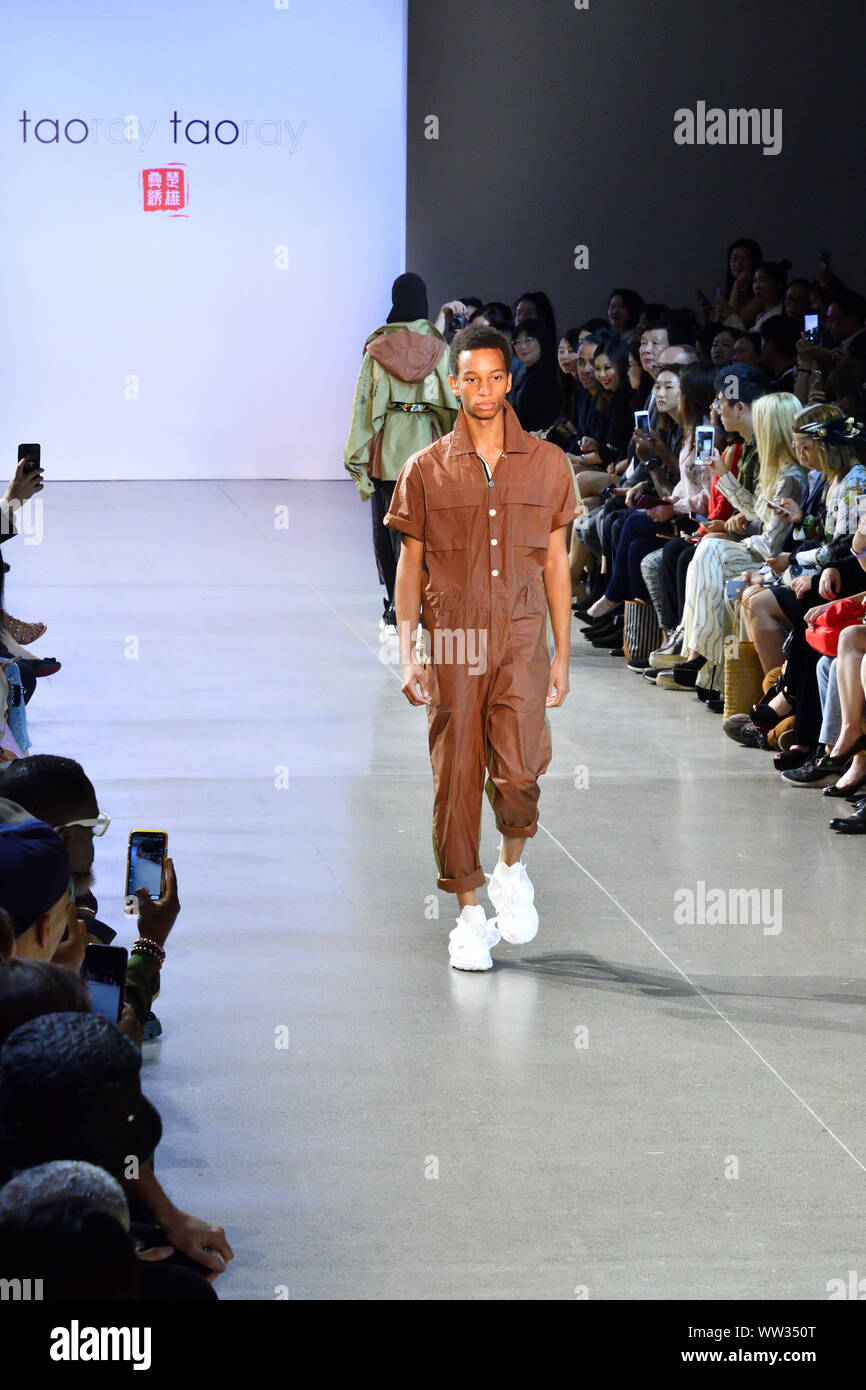 Ein männliches Modell geht der Start- und Landebahn für Designer Taoray Wang während der New York Fashion Week 2019 am Frühling Studios in Tribeca, NEW YORK (6091). Stockfoto