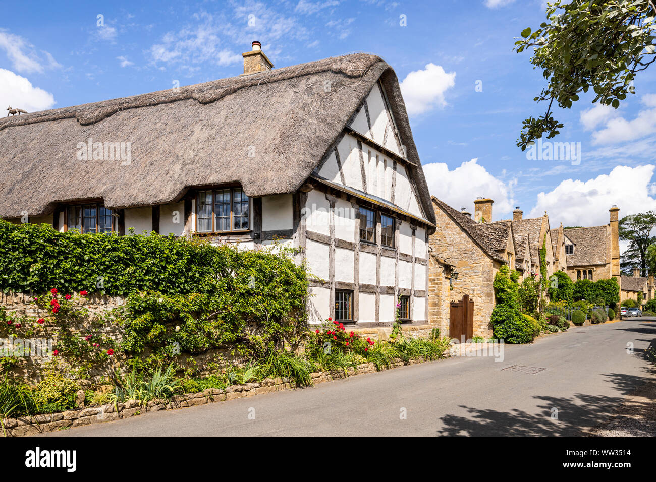 Altes Fachwerkhaus Gebäude und Häuser aus Stein neben der Fahrbahn in der Cotswold Dorf Stanton, Gloucestershire, Großbritannien Stockfoto Altes Fachwerkhaus Gebäude und Häuser aus Stein neben der Fahrbahn in der Cotswold Dorf Stanton, Gloucestershire, Großbritannien Stockfoto