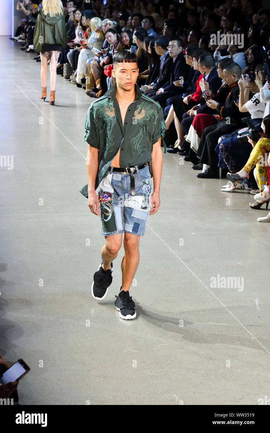 Ein männliches Modell geht der Start- und Landebahn für Designer Taoray Wang während der New York Fashion Week 2019 am Frühling Studios in Tribeca, NEW YORK (6149). Stockfoto