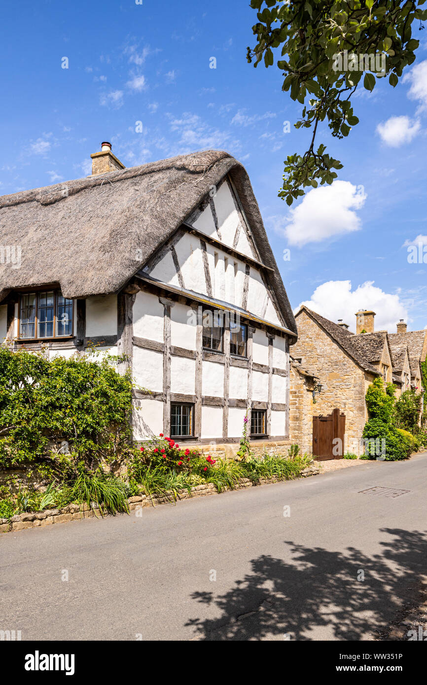 Altes Fachwerkhaus Gebäude und Häuser aus Stein neben der Fahrbahn in der Cotswold Dorf Stanton, Gloucestershire, Großbritannien Stockfoto Altes Fachwerkhaus Gebäude und Häuser aus Stein neben der Fahrbahn in der Cotswold Dorf Stanton, Gloucestershire, Großbritannien Stockfoto