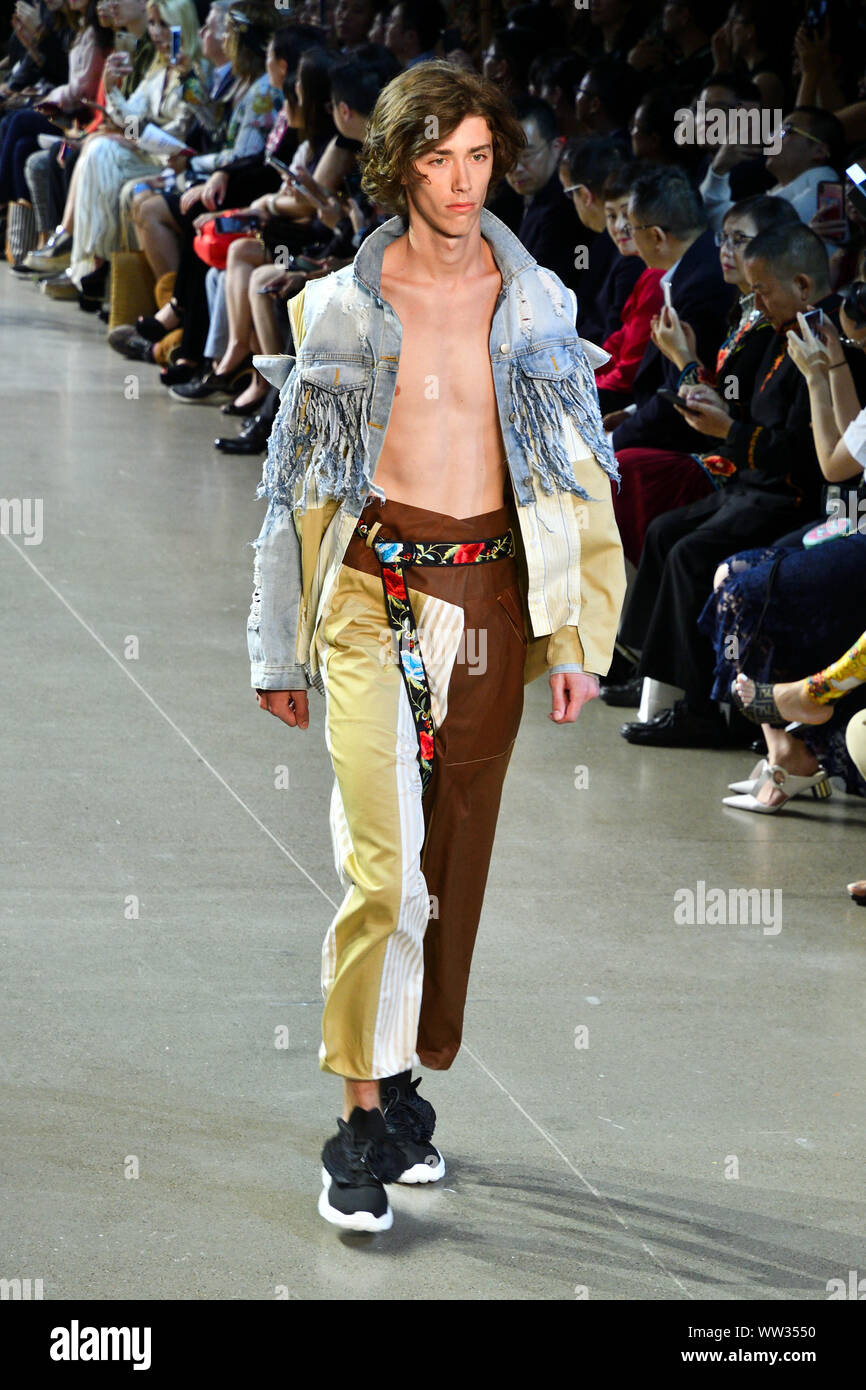 Ein männliches Modell geht der Start- und Landebahn für Designer Taoray Wang während der New York Fashion Week 2019 am Frühling Studios in Tribeca, NEW YORK (6222). Stockfoto