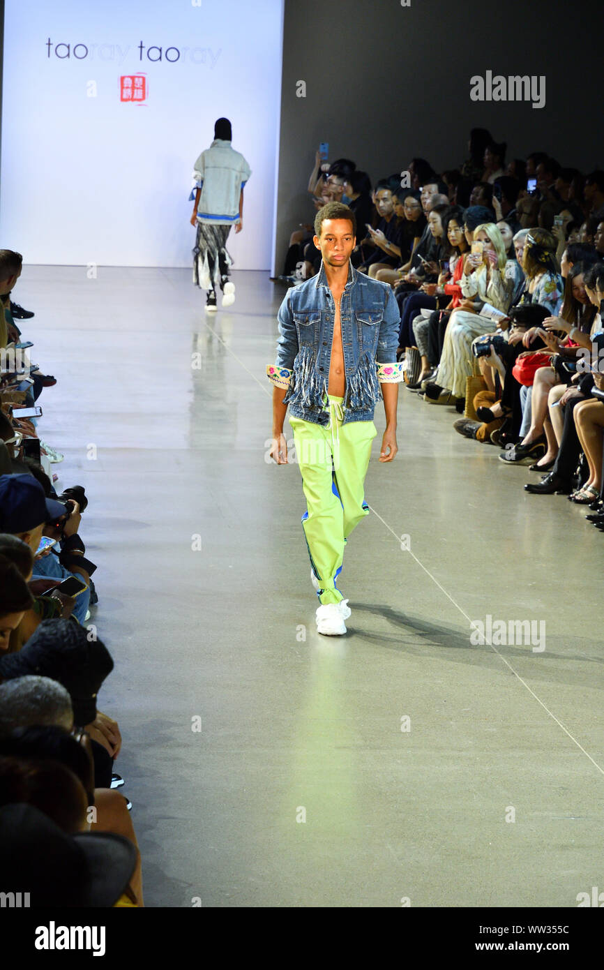 Ein männliches Modell geht der Start- und Landebahn für Designer Taoray Wang während der New York Fashion Week 2019 am Frühling Studios in Tribeca, NEW YORK (6275). Stockfoto