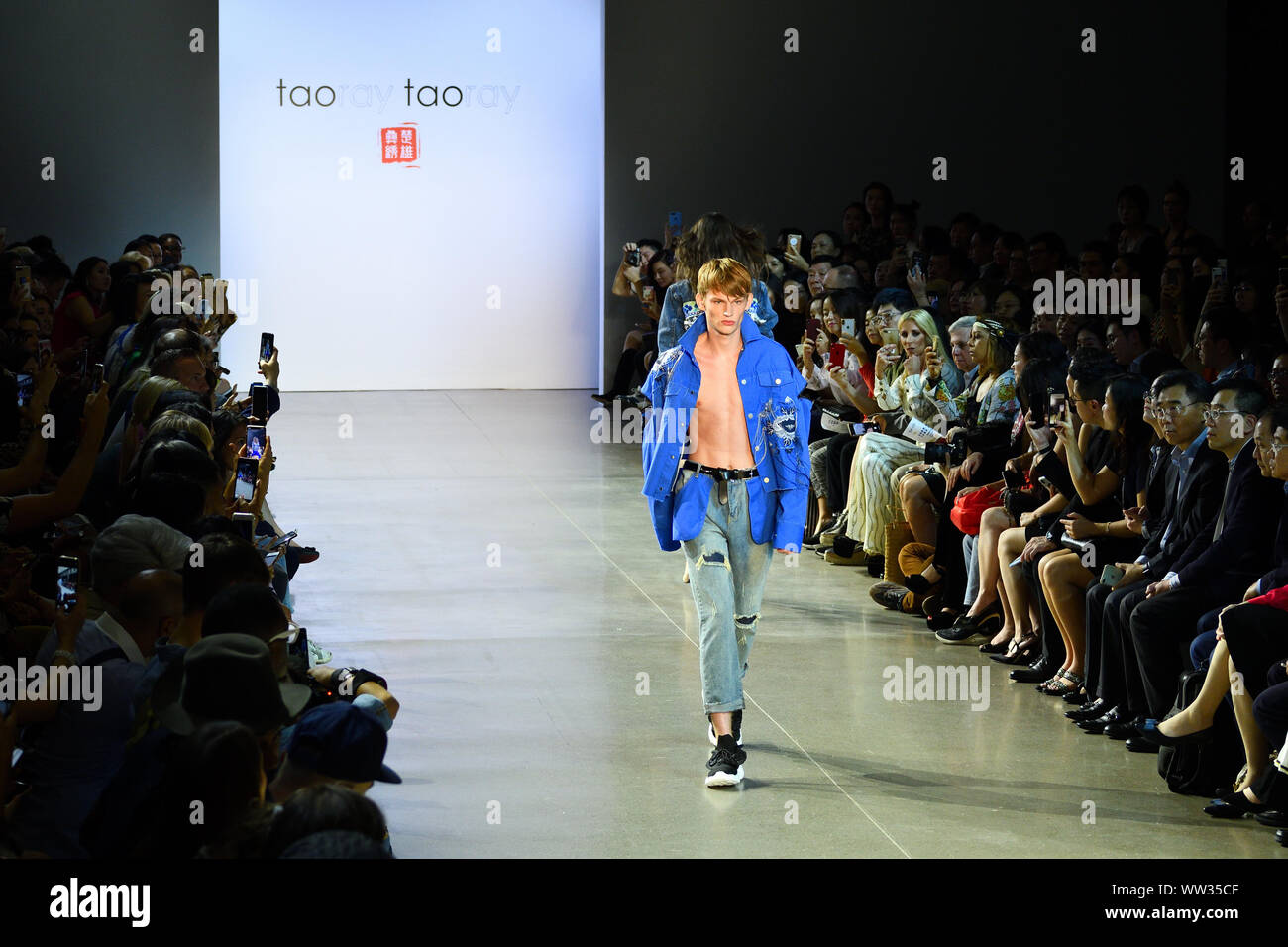 Ein männliches Modell geht der Start- und Landebahn für Designer Taoray Wang während der New York Fashion Week 2019 am Frühling Studios in Tribeca, NEW YORK (1264). Stockfoto