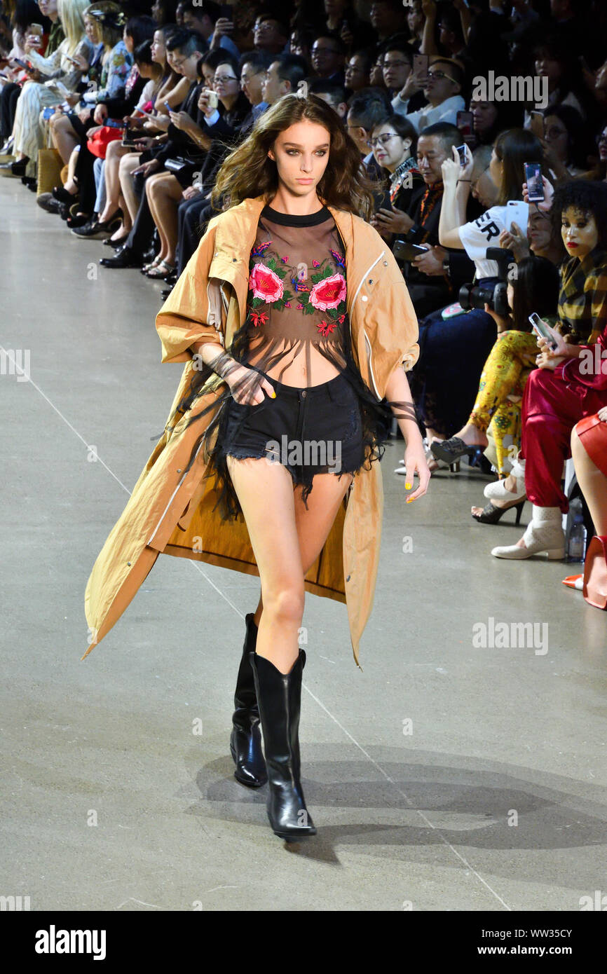 Eine weibliche Modell geht der Start- und Landebahn für Designer Taoray Wang während der New York Fashion Week 2019 am Frühling Studios in Tribeca, NEW YORK (6108). Stockfoto