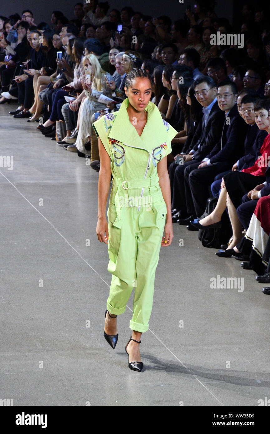 Eine weibliche Modell geht der Start- und Landebahn für Designer Taoray Wang während der New York Fashion Week 2019 am Frühling Studios in Tribeca, NEW YORK (6185). Stockfoto