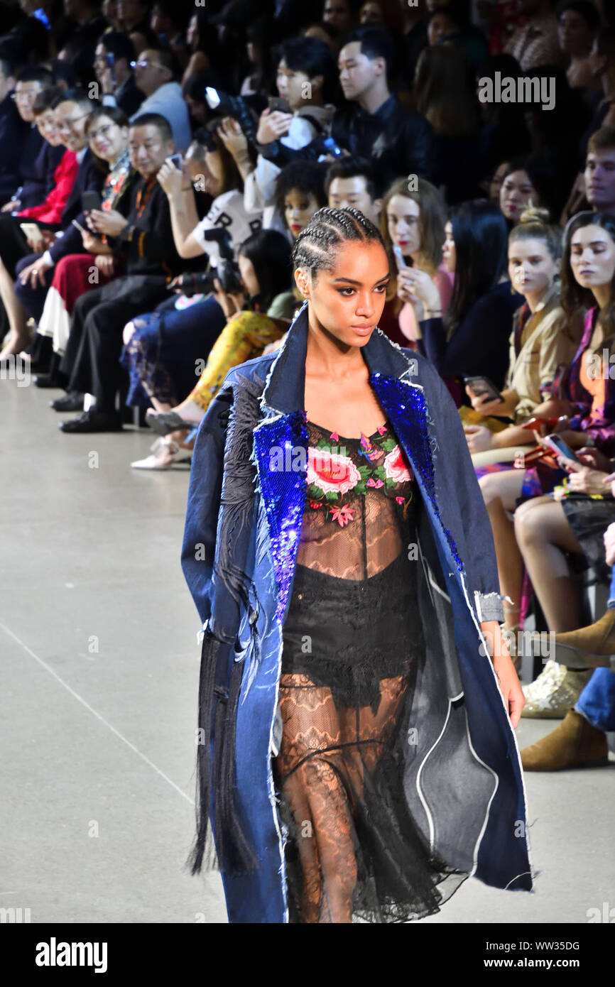 Eine weibliche Modell geht der Start- und Landebahn für Designer Taoray Wang während der New York Fashion Week 2019 am Frühling Studios in Tribeca, NEW YORK (6323). Stockfoto