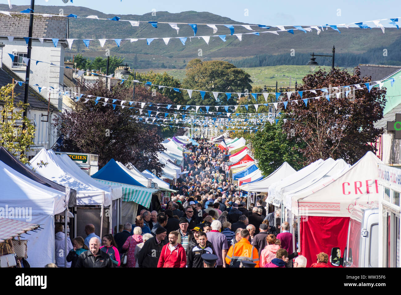 Glenties, County Donegal, Irland. September 2019. Während der jährlichen Erntemesse laufen Menschenmassen auf der Hauptstraße in der kleinen Stadt. Die Messe ist die größte ihrer Art in Irland und die Hauptstraße N56 durch die Stadt ist für den Tag mit Umleitungen geschlossen. Stockfoto