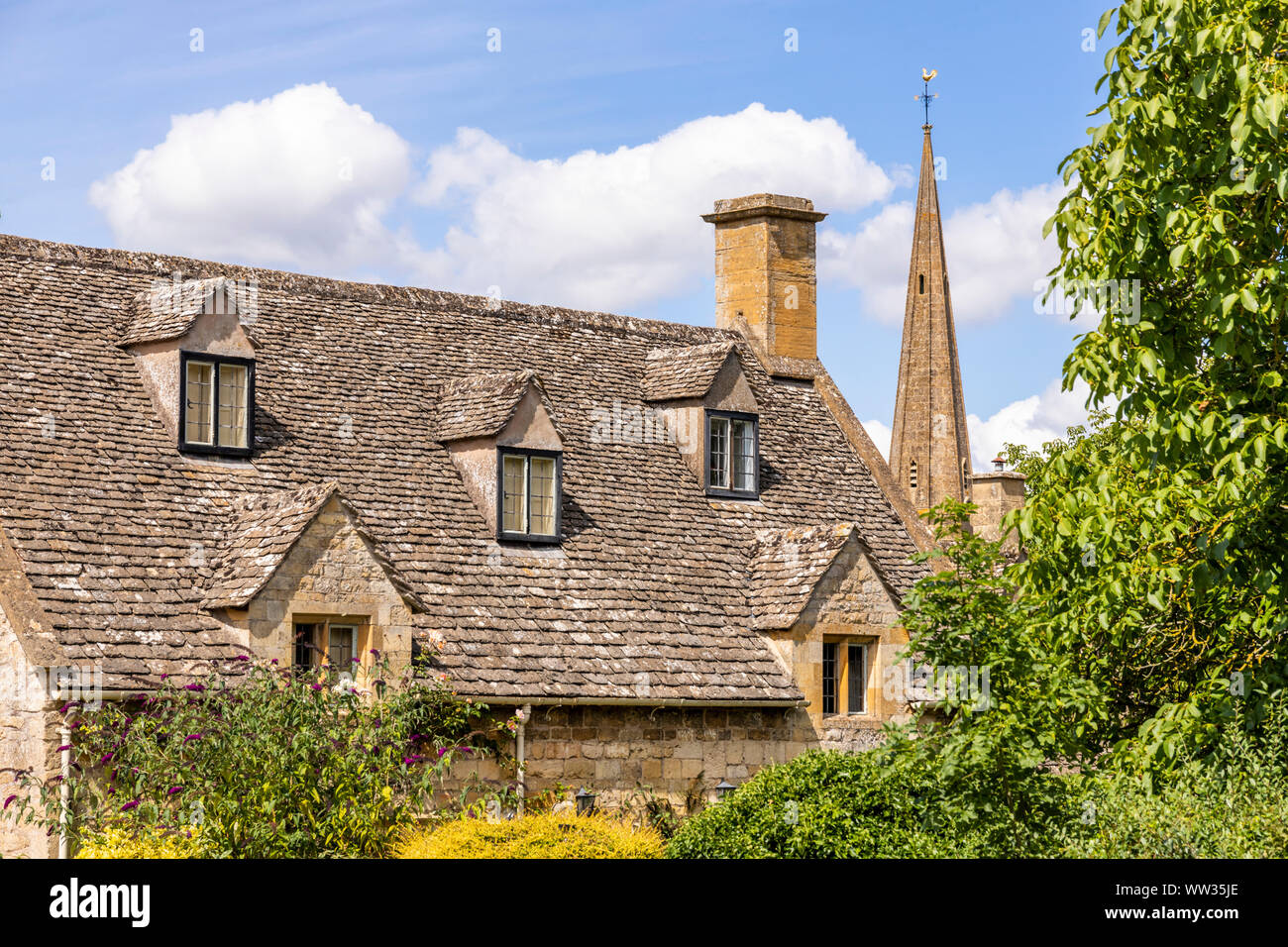 Dachgauben und der Kirchturm der Cotswold Dorf Stanton, Gloucestershire, Großbritannien Stockfoto