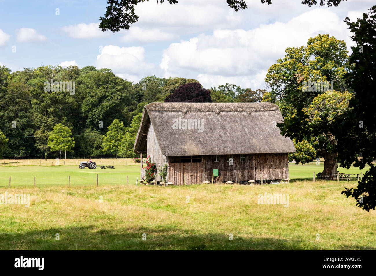 Der hölzerne, strohgedeckten Cricket Pavilion angehoben auf staddle Steine im Cotswold Dorf Stanway, Gloucestershire, Großbritannien - Es wurde 1925 von Joh gebaut Stockfoto