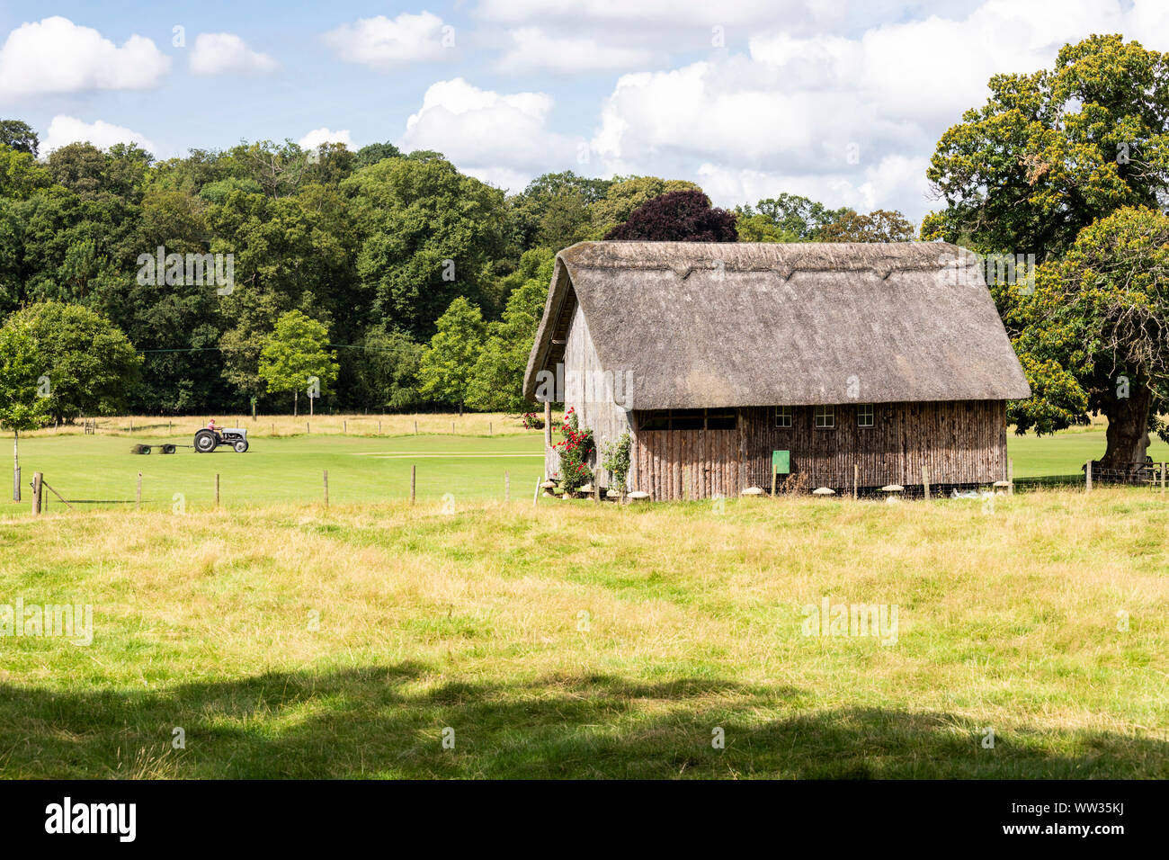 Der hölzerne, strohgedeckten Cricket Pavilion angehoben auf staddle Steine im Cotswold Dorf Stanway, Gloucestershire, Großbritannien - Es wurde 1925 von Joh gebaut Stockfoto