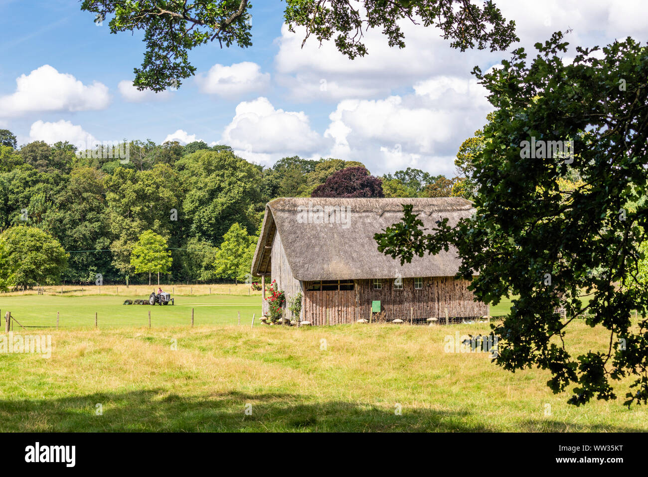 Der hölzerne, strohgedeckten Cricket Pavilion angehoben auf staddle Steine im Cotswold Dorf Stanway, Gloucestershire, Großbritannien - Es wurde 1925 von Joh gebaut Stockfoto