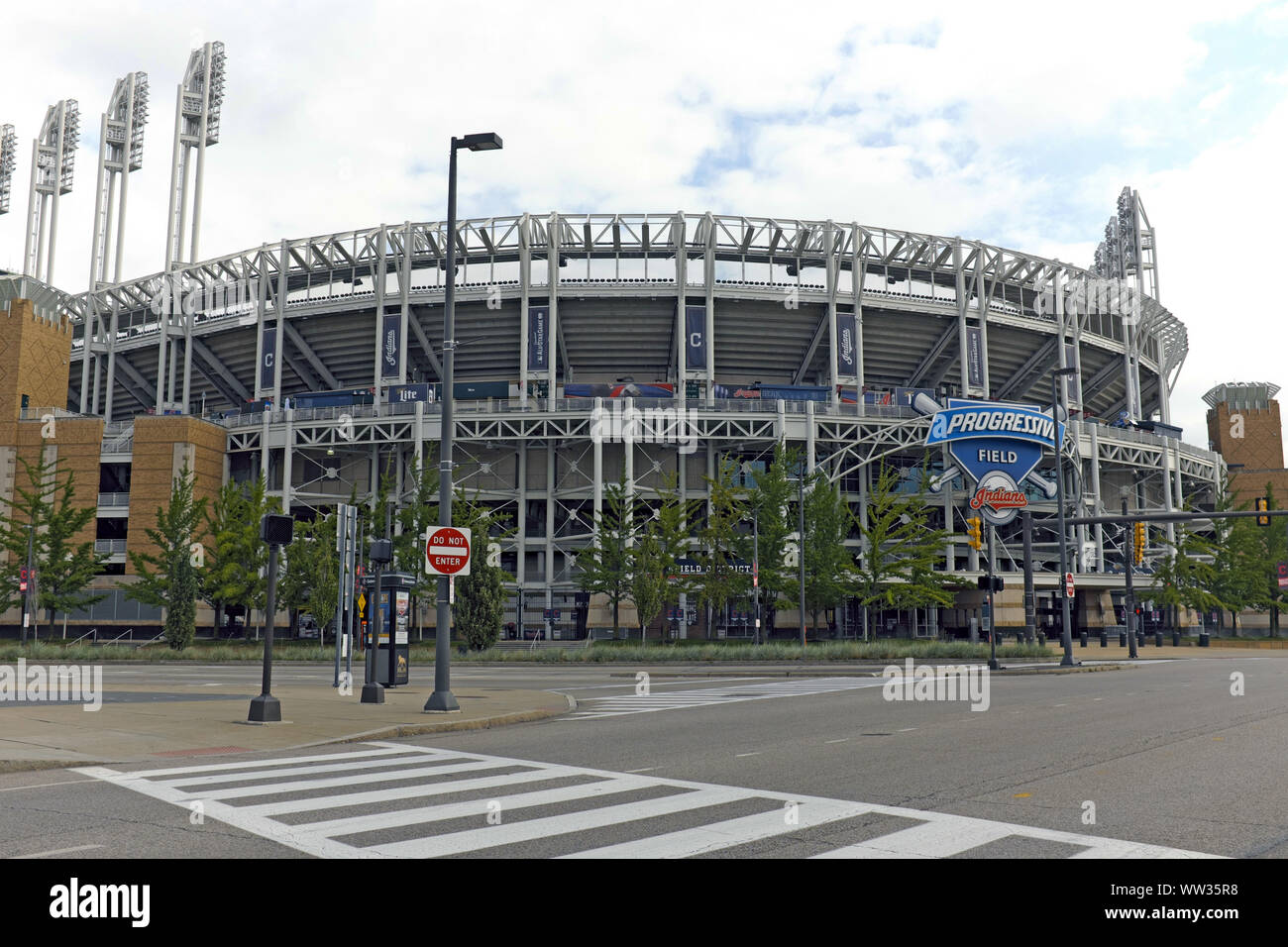 Progresive Field, der Heimat der Major League Cleveland Indians Baseball Team, steht an der Ecke von Ontario und der Carnegie in Cleveland, Ohio. Stockfoto