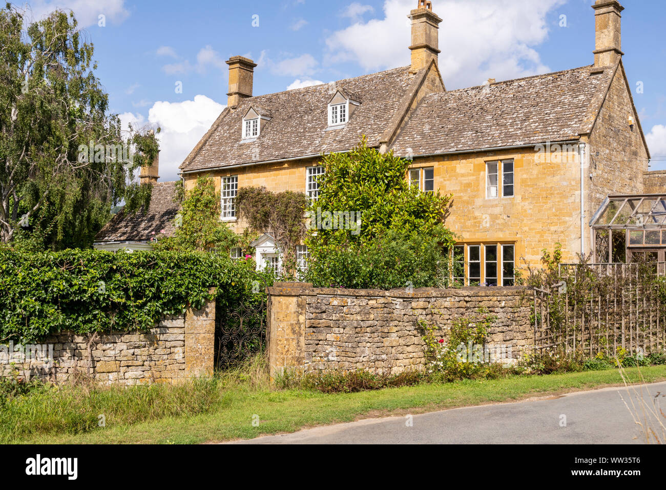 Cotswold stone Häuser im Dorf von Holz Stanway, Gloucestershire, Großbritannien Stockfoto