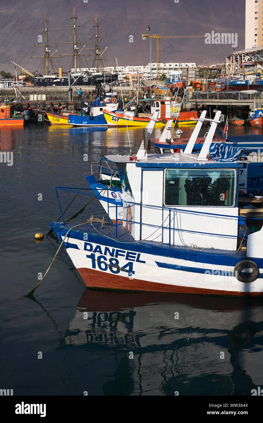 IQUIQUE, CHILE - Januar 22, 2015: Angeln Boote ankern im Hafen am 22. Januar 2015 in Iquique, Chile Stockfoto