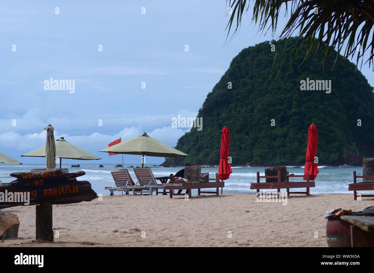 Entspannung Stuhl in der Roten Insel Strand, Ost Java, Indonesien Stockfoto