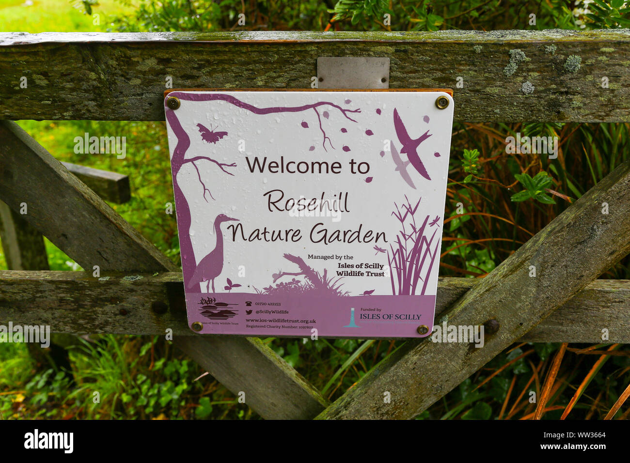 Ein Schild "Willkommen in Rosehill Natur Garten', die St Mary's Island, Isles of Scilly, England, Großbritannien Stockfoto
