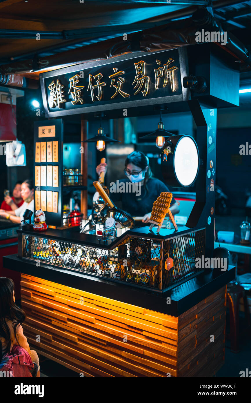 Taichung, Taiwan: Anbieter Vorbereitung hong kong Stil ei Waffeln bei Ihrer Straße Essen in Taichung nacht Marktstand Stockfoto