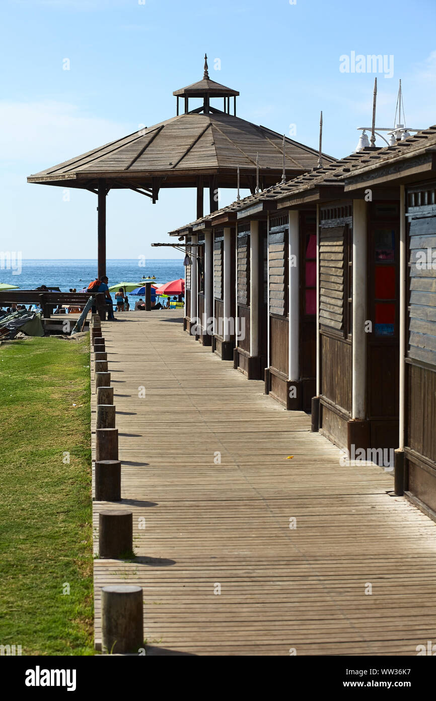 IQUIQUE, CHILE - Januar 23, 2015: Hölzerne Gehweg neben Kabinen, die zu einem hölzernen Pavillon am Strand Cavancha am 23. Januar 2015 in Iquique, Chile. Stockfoto