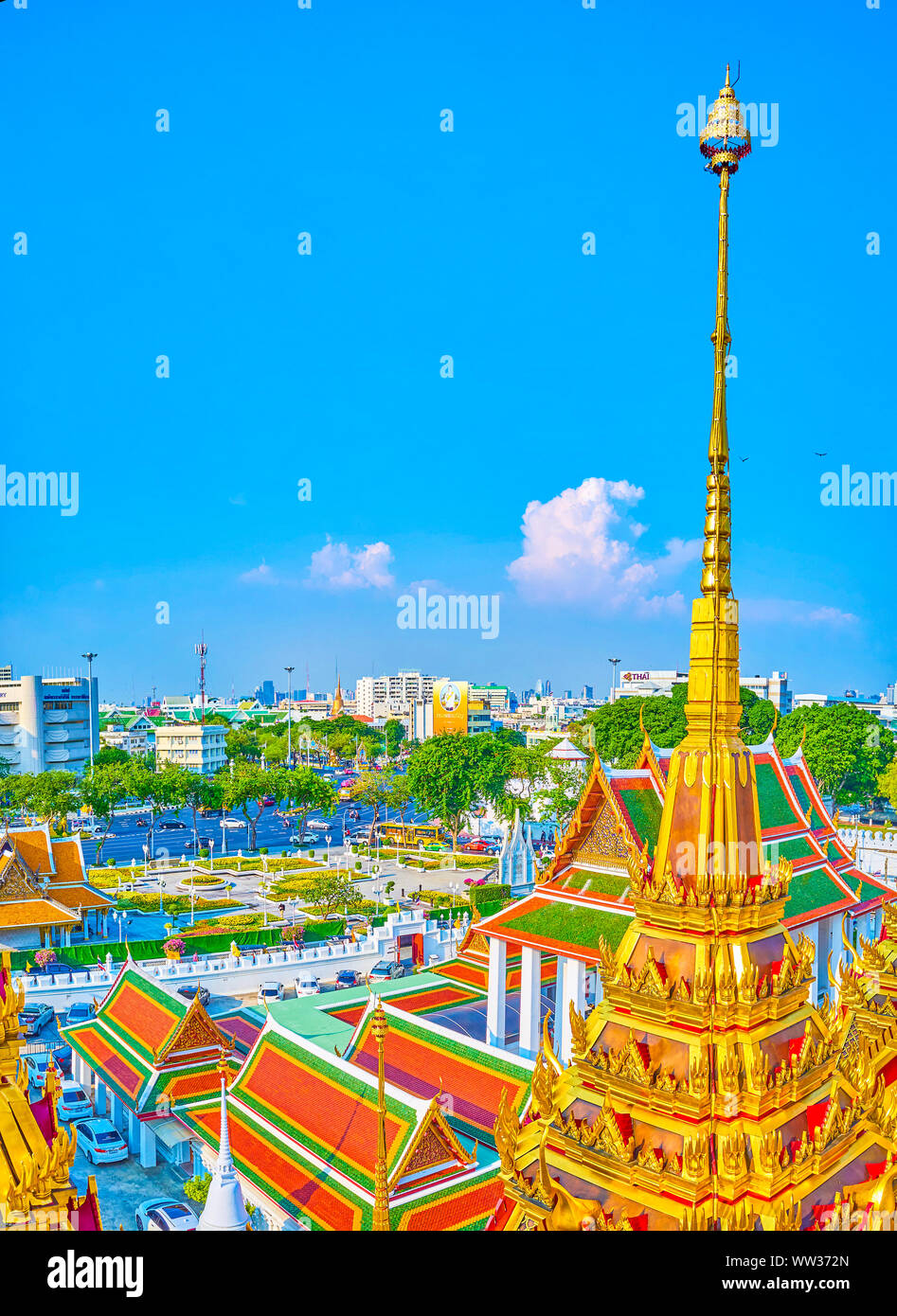 BANGKOK, THAILAND - 24 April 2019: Der Blick auf die Straßen der historischen Viertel von Bangkok von oben Loha Prasat Tempel, am 24. April in Bangk Stockfoto