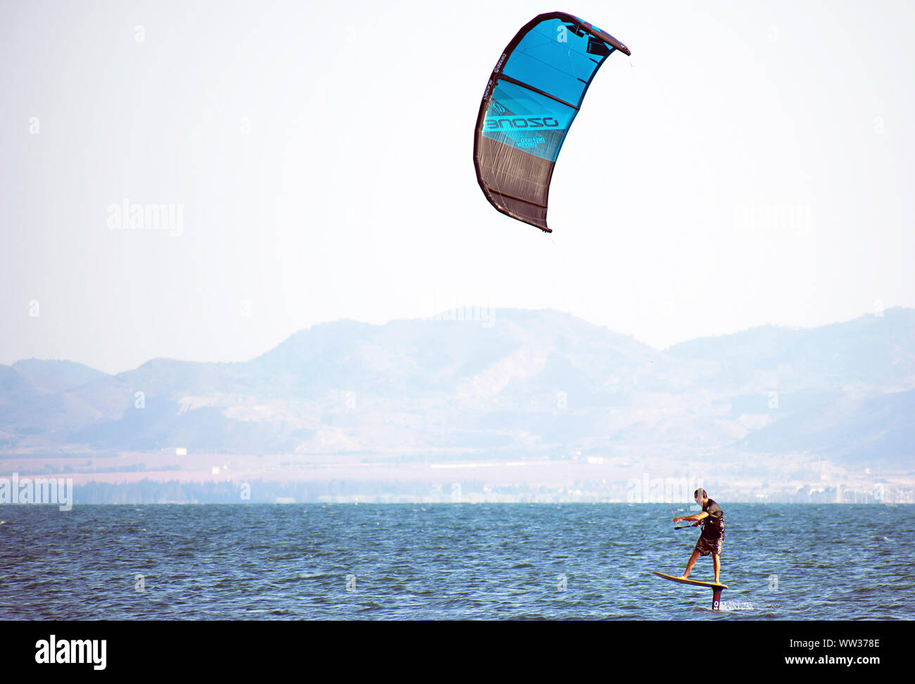 Murcia, Spanien, 23. August 2019: Sportler üben Kitesurf an einem windigen Tag. Stockfoto