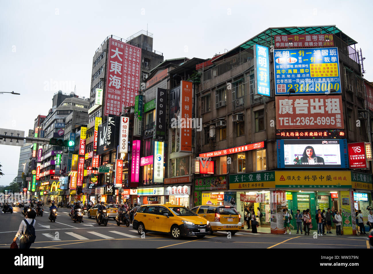 Bunt beleuchtete Werbung Schilder und Plakate auf taiwanesischen Straße in Zhong Zhen Viertel nahe dem Hauptbahnhof von Taipei im Stadtzentrum am Abend Stockfoto