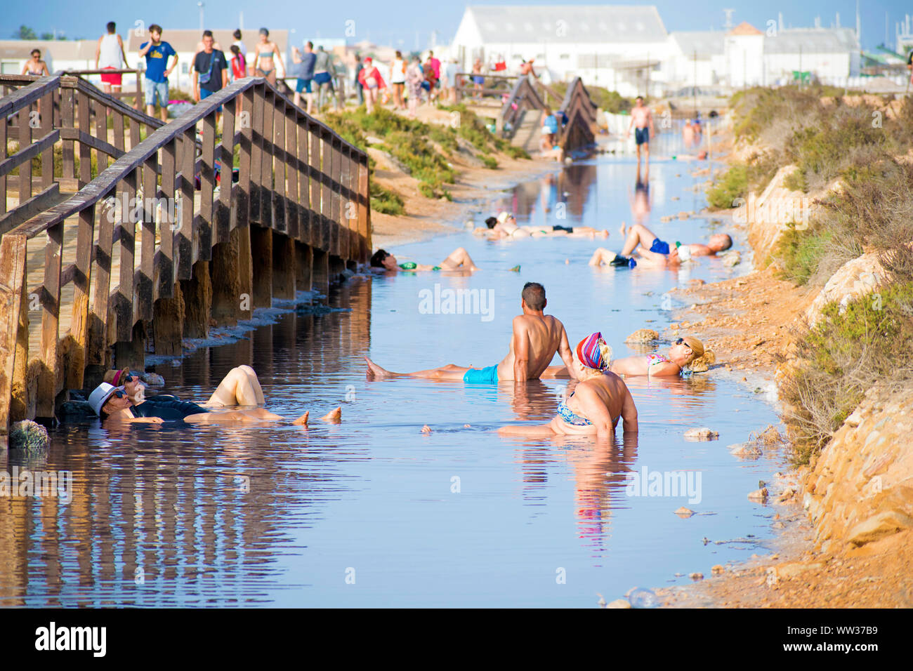 San Pedro, Spanien, 23. Juli 2019: Menschen Schlamm Baden am Strand von Villananitos in Spanien. Sommer Gesundheit Betreuung oder Pflege der Haut mit Heilschlamm. Behandlungen. Stockfoto