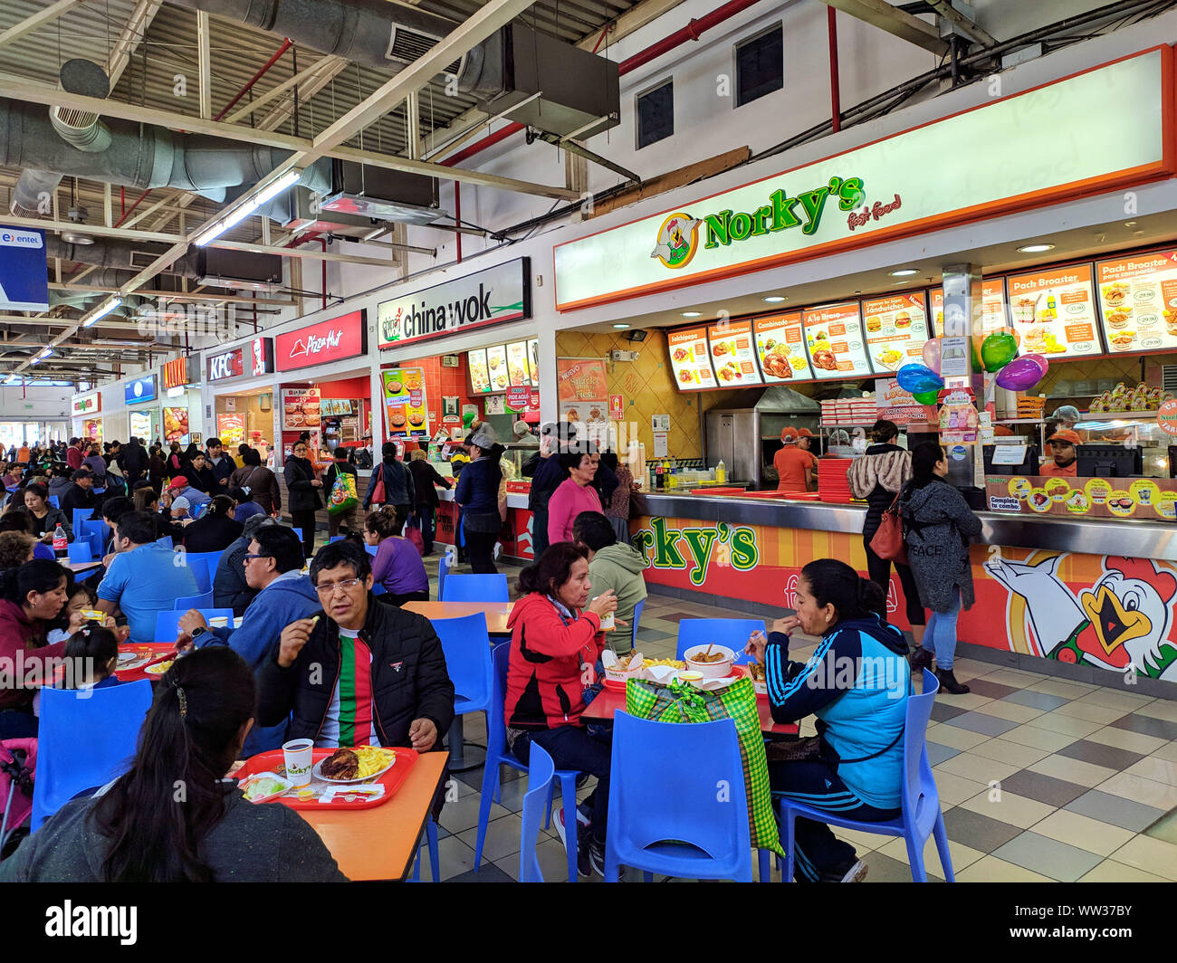 Food Court im Parque Canepa in Gamarra la victoria Lima Peru Stockfoto