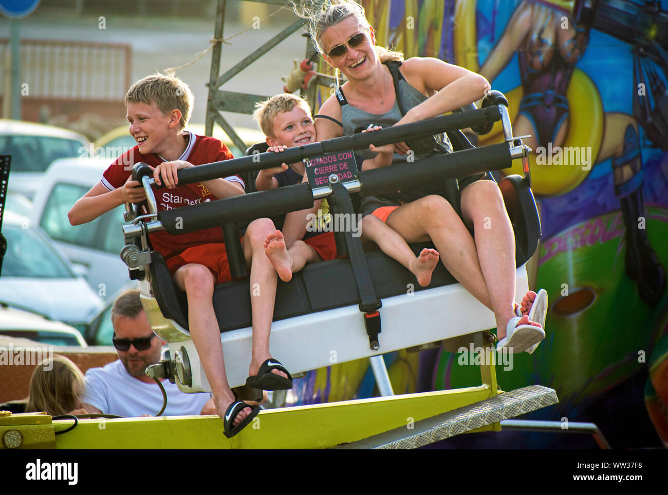 Alicante, Spanien, 21. August 2019: Familien Spaß in einem Vergnügungspark in der Fahrgeschäfte. Stockfoto