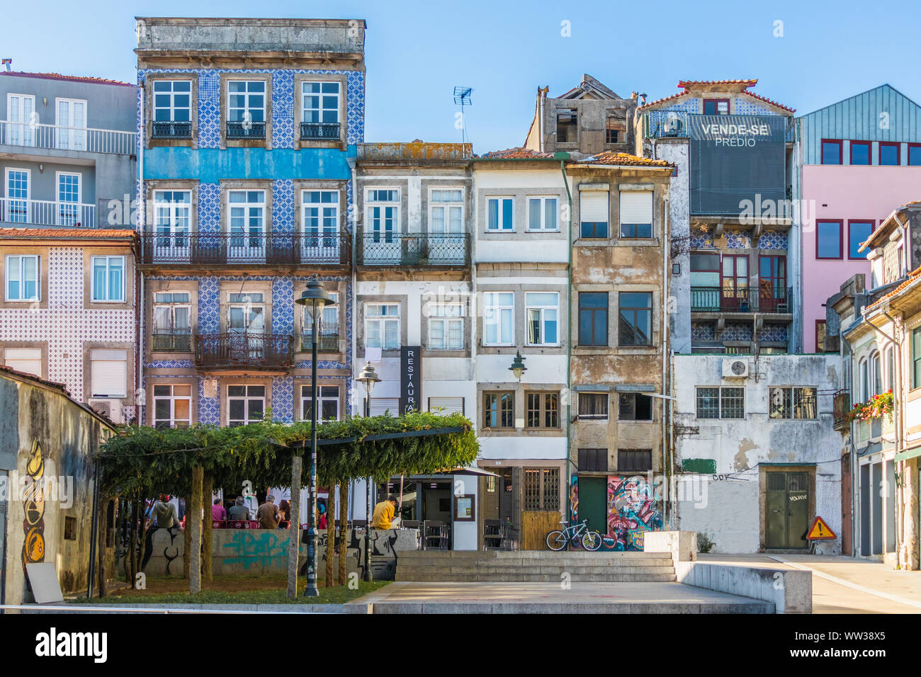 Farbenfrohe Gebäude in einem Wohngebiet in Porto, Portugal Stockfoto