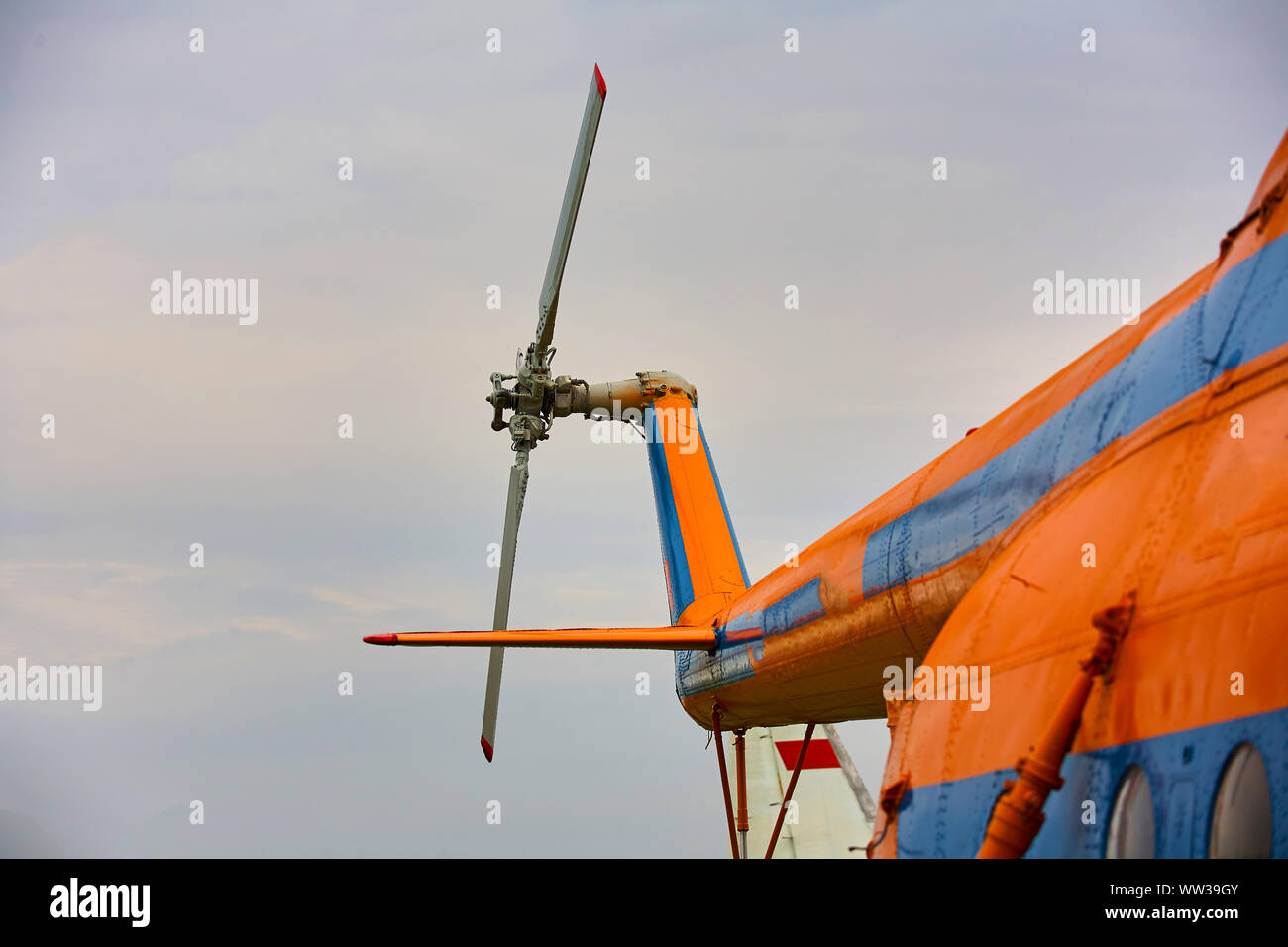 Der Propeller des Hubschraubers close-up gegen einen grauen Himmel. Stockfoto